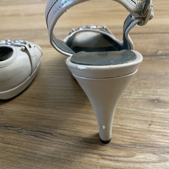 ❤️❤️Anne Klein Light Creamy Beige Lion Logo Strapped High Heels - Picture 4 of 6